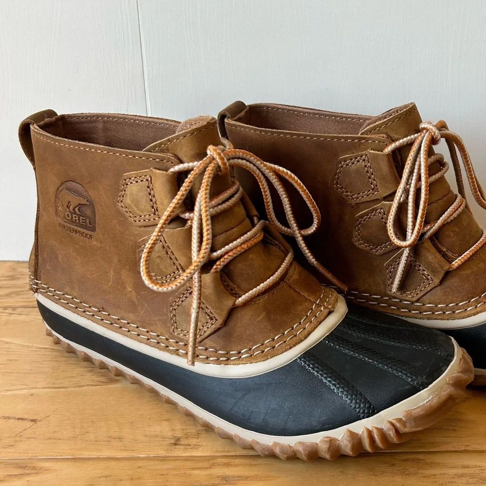 Sorel Out & About Leather Snow Boot 6.5 Tan Black Rubber Lace Up Waterproof